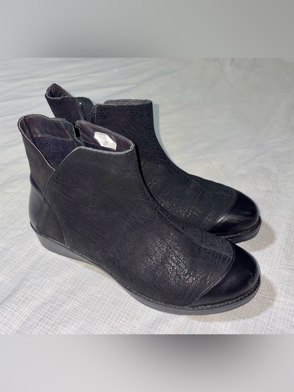 Naot Women'sSz 8 8.5 39 Black Textured Leather Ankle Booties with Cap Toe